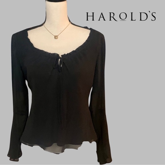 Harold's Tops - Gorgeous Silk Blouse by Harold’s!  In excellent condition⭐️ Size 6